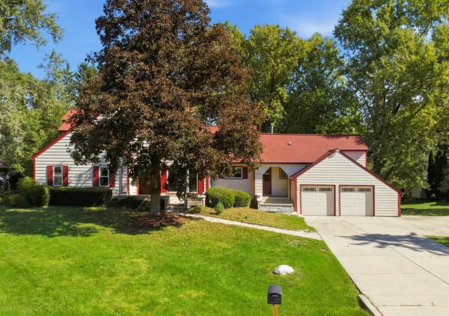 Photo 3 of Mansion for sale at 10s515 Glenn Dr, Burr Ridge, IL 60527 | MLS# 12773727 | Listing updated on 2026-10-20