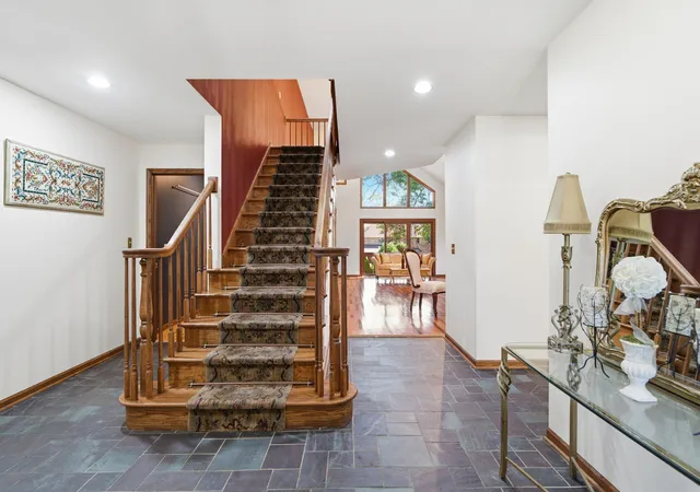 Photo 4 of Single family home for sale at 10s515 Glenn Dr, Burr Ridge, IL 60527 | MLS# 12773727 | Listing updated on 2026-10-20