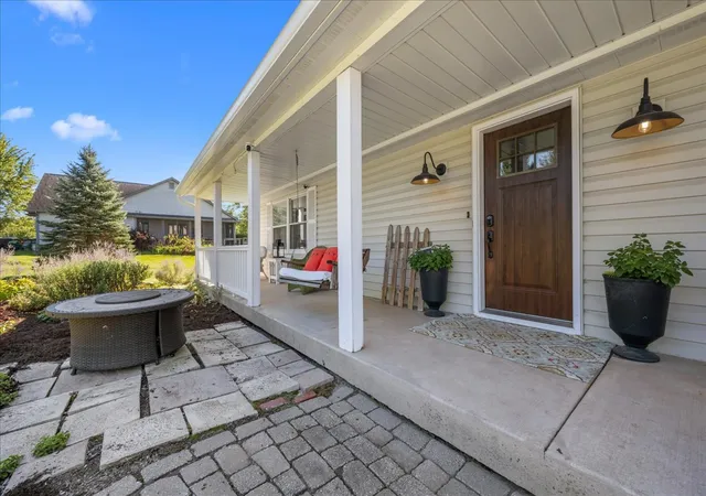 Photo 2 of Single family home for sale at 9n424 Tamara Dr, Elgin, IL 60124 | MLS# 12773742 | Listing updated on 2026-10-07
