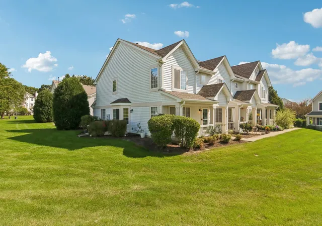 Photo 3 of Townhouse for sale at 616 Key Largo Dr, Fox Lake, IL 60020 | MLS# 12773743 | Listing updated on 2026-10-07