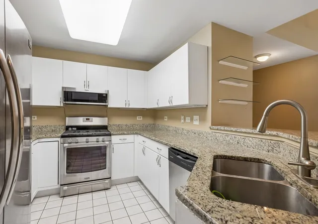 Photo 4 of Townhouse for sale at 17116 W Cunningham Ct, Libertyville, IL 60048 | MLS# 12773768 | Listing updated on 2026-09-30
