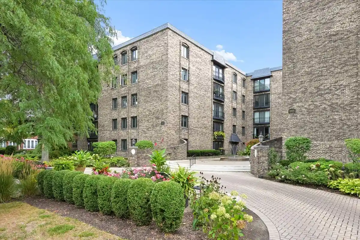 Listing Photo 2 - Condo for sale in 1009 Bonnie Brae Pl located at 1009 Bonnie Brae Pl, River Forest, IL 60305 - Unit #2B