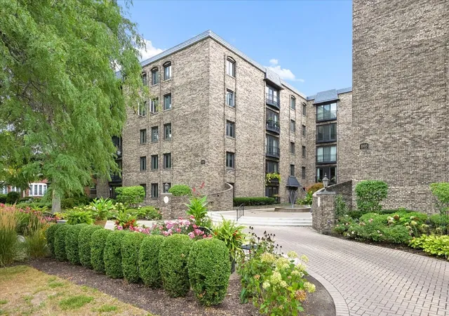 Photo 2 of Condo for sale at 1009 Bonnie Brae Pl #2B, River Forest, IL 60305 | MLS# 12773790 | Listing updated on 2026-10-06