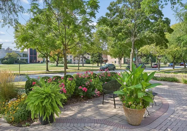 Photo 3 of Condo for sale at 1009 Bonnie Brae Pl #2B, River Forest, IL 60305 | MLS# 12773790 | Listing updated on 2026-10-06