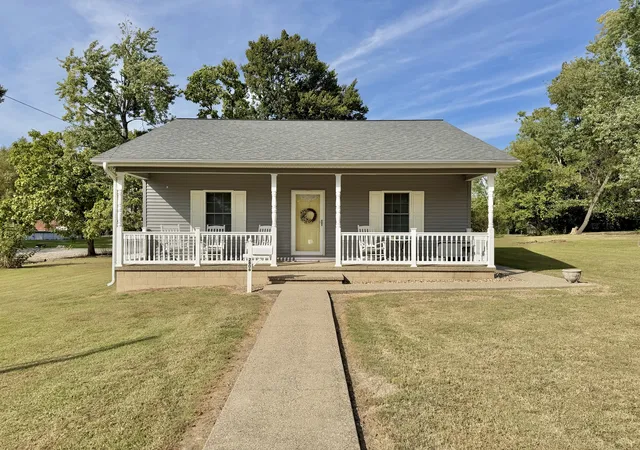 Photo 2 of Single family home for sale at 2806 Jones St, Eldorado, IL 62930 | MLS# 12773832 | Listing updated on 2026-10-07