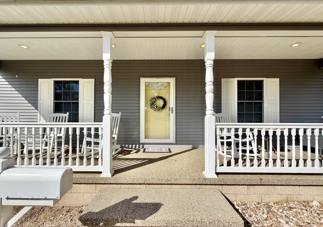Photo 3 of Single family home for sale at 2806 Jones St, Eldorado, IL 62930 | MLS# 12773832 | Listing updated on 2026-10-07