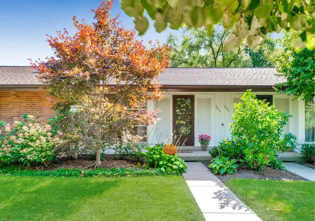 Photo 2 of Townhouse for sale at 303 Crestwood Village, Northfield, IL 60093 | MLS# 12773870 | Listing updated on 2026-10-07