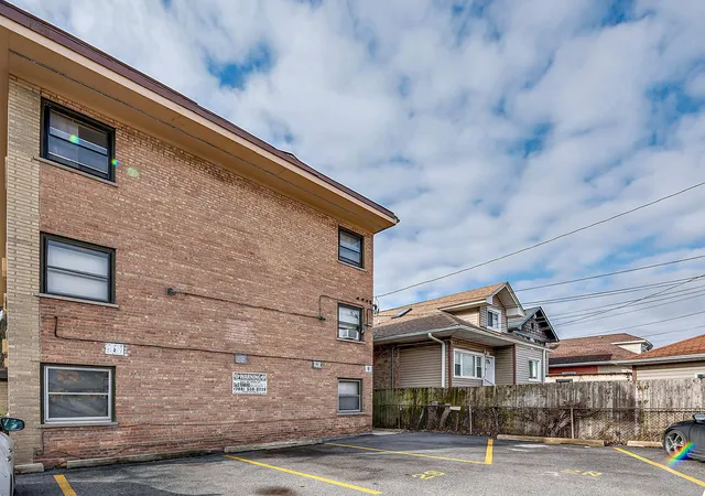 Photo 3 of Condo for sale at 2 Le Moyne Pkwy #2N, Oak Park, IL 60302 | MLS# 12773873 | Listing updated on 2026-10-07