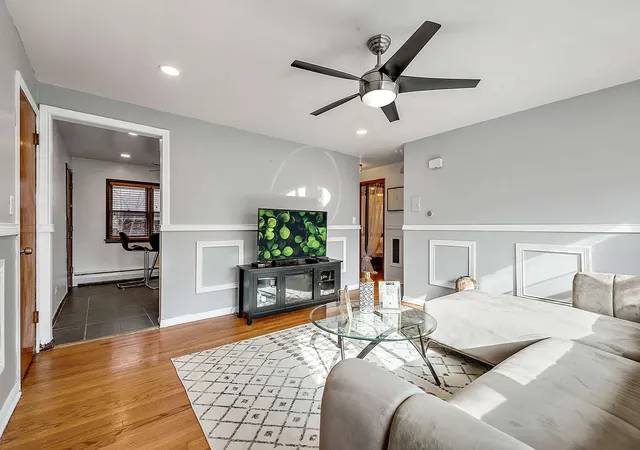 Listing Photo 5 - Condo for sale in building located at 2 Le Moyne Pkwy, Oak Park, IL 60302 - Unit #2N