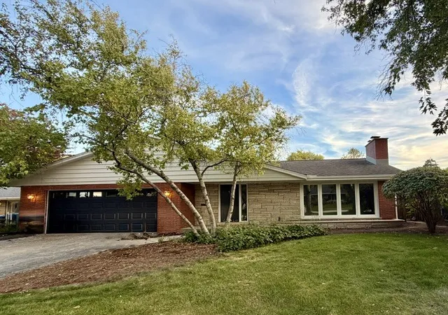 Photo 1 of Single family home for sale at 5 Larkspur Ln, Clarendon Hills, IL 60514 | MLS# 12773881 | Listing updated on 2026-10-22