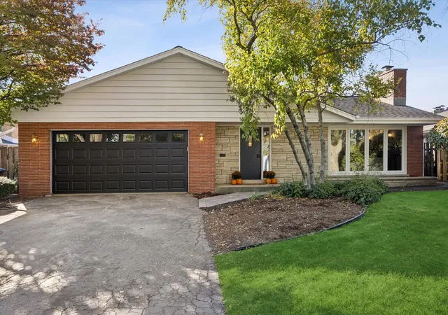 Photo 1 of Single family home for sale at 5 Larkspur Ln, Clarendon Hills, IL 60514 | MLS# 12773881 | Listing updated on 2026-10-23