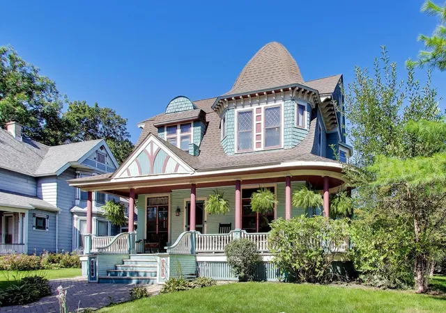 Photo 2 of Single family home for sale at 582 Park St, Elgin, IL 60120 | MLS# 12773938 | Listing updated on 2026-10-06