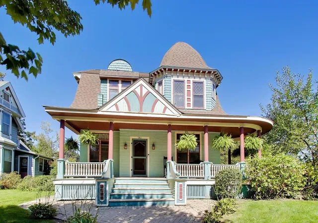 Photo 3 of Single family home for sale at 582 Park St, Elgin, IL 60120 | MLS# 12773938 | Listing updated on 2026-10-06