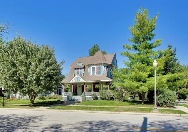 Photo 3 of Single family home for sale at 582 Park St, Elgin, IL 60120 | MLS# 12773938 | Listing updated on 2026-10-06