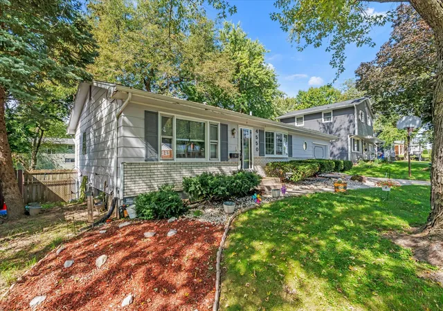 Photo 3 of Single family home for sale at 4550 Sheridan St, Davenport, IA 52806 | MLS# 12773968 | Listing updated on 2026-10-12