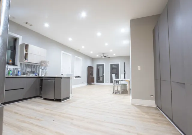 Listing Photo 4 - Condo for sale in building located at 4453 S Lake Park Ave, Chicago, IL 60653 - Unit #6
