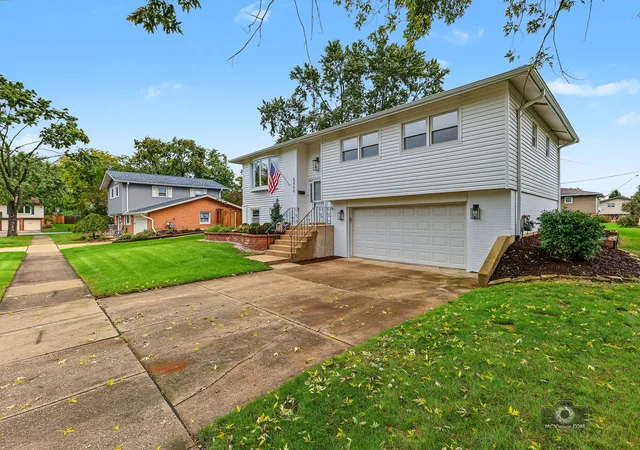 Photo 2 of Single family home for sale at 5909 El Morro Ct, Oak Forest, IL 60452 | MLS# 12774013 | Listing updated on 2026-10-07
