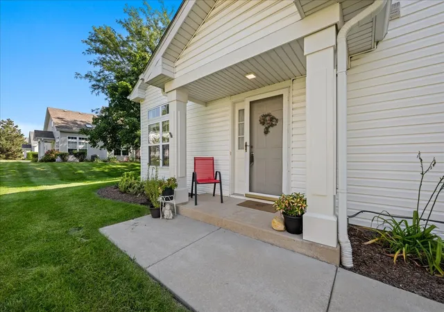 Photo 3 of Townhouse for sale at 1641 Abington Ln, North Aurora, IL 60542 | MLS# 12774019 | Listing updated on 2026-10-03
