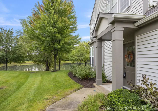 Listing Photo 2 - Condo for sale in building located at 1109 Bromley Ct, Aurora, IL 60502 - Unit #1109