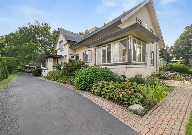 Photo 3 of Single family home for sale at 310 N Delaplaine Rd, Riverside, IL 60546 | MLS# 12774031 | Listing updated on 2026-10-07