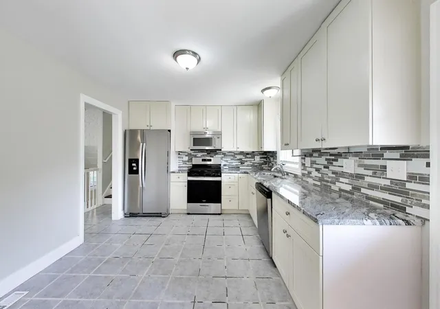 Photo 3 of Single family home for sale at 655 Thornwood Dr, Buffalo Grove, IL 60089 | MLS# 12774033 | Listing updated on 2026-10-07