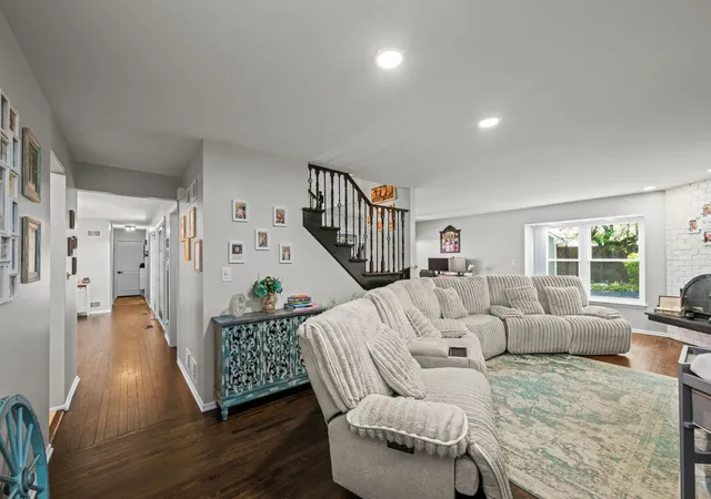 Photo 2 of Townhouse for sale at 3 Chelsea On Auburn, Rolling Meadows, IL 60008 | MLS# 12774035 | Listing updated on 2026-10-15