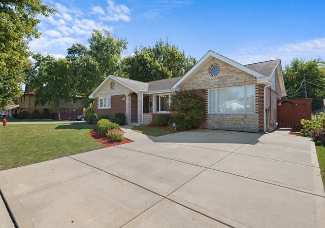 Photo 4 of Single family home for sale at 6901 W 115th Place, Worth, IL 60482 | MLS# 12774041 | Listing updated on 2026-10-04