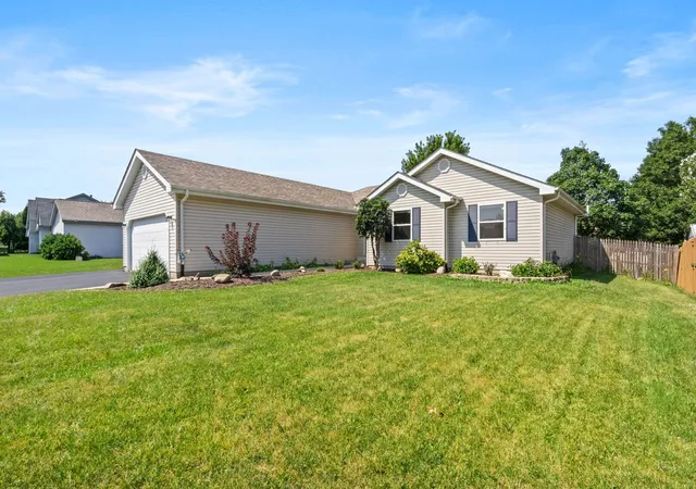 Photo 3 of Single family home for sale at 911 Cottonwood Dr, Elwood, IL 60421 | MLS# 12774044 | Listing updated on 2026-10-07