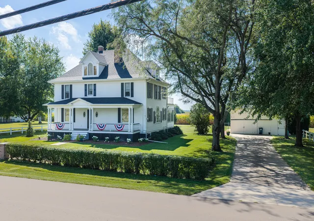 Photo 3 of Single family home for sale at 704 E Thompson St, Princeton, IL 61356 | MLS# 12774052 | Listing updated on 2026-10-07