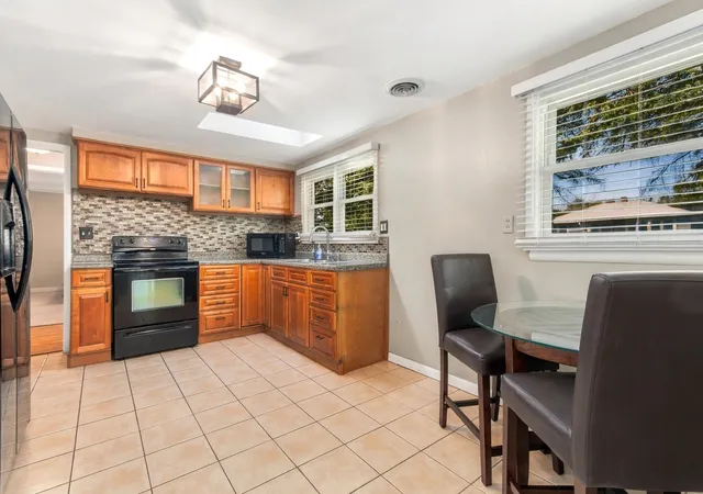 Photo 4 of Single family home for sale at 651 Westgate Dr, Aurora, IL 60506 | MLS# 12774060 | Listing updated on 2026-10-07