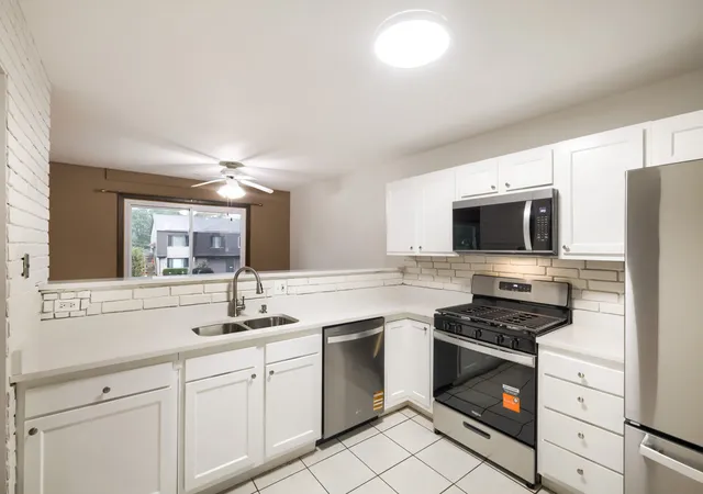 Listing Photo 5 - Condo for sale in building located at 2165 Wildwood Ct, Hanover Park, IL 60133
