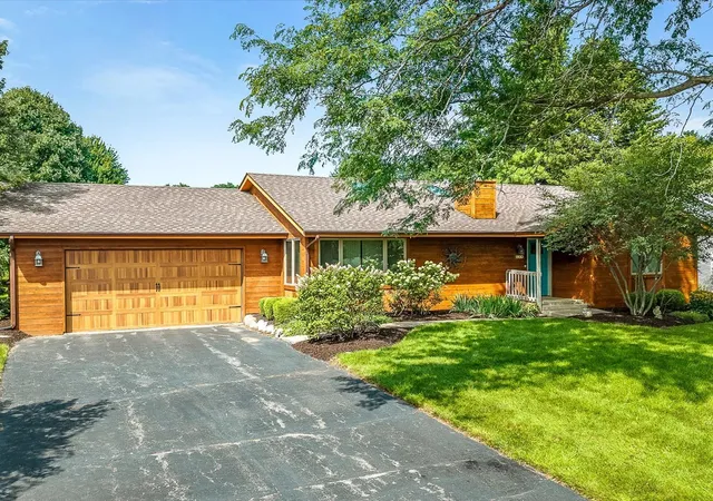 Photo 3 of Single family home for sale at 584 Sunnyfield Rd, Belvidere, IL 61008 | MLS# 12774084 | Listing updated on 2026-10-06