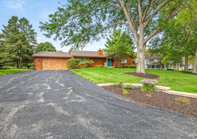Photo 3 of Single family home for sale at 584 Sunnyfield Rd, Belvidere, IL 61008 | MLS# 12774084 | Listing updated on 2026-10-06