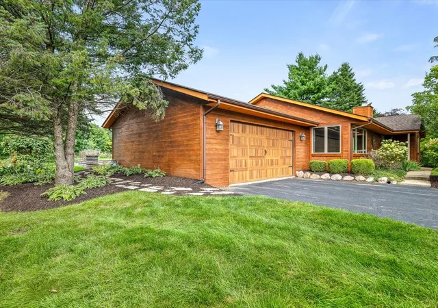 Photo 4 of Single family home for sale at 584 Sunnyfield Rd, Belvidere, IL 61008 | MLS# 12774084 | Listing updated on 2026-10-06