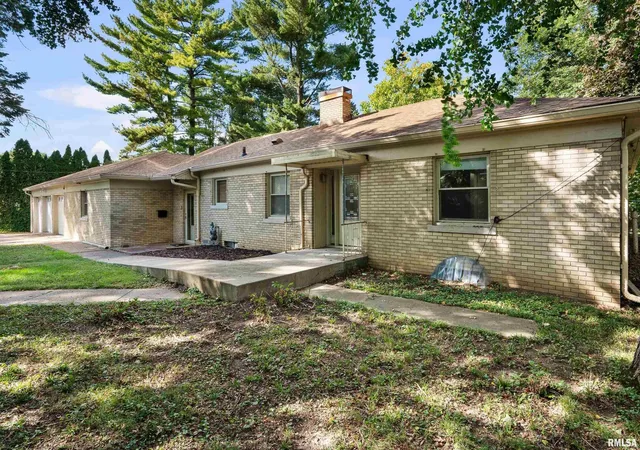 Photo 3 of Single family home for sale at 660 18th Avenue, East Moline, IL 61244 | MLS# 12774092 | Listing updated on 2026-10-02