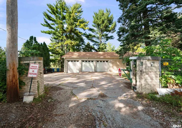 Photo 4 of Single family home for sale at 660 18th Avenue, East Moline, IL 61244 | MLS# 12774092 | Listing updated on 2026-10-02
