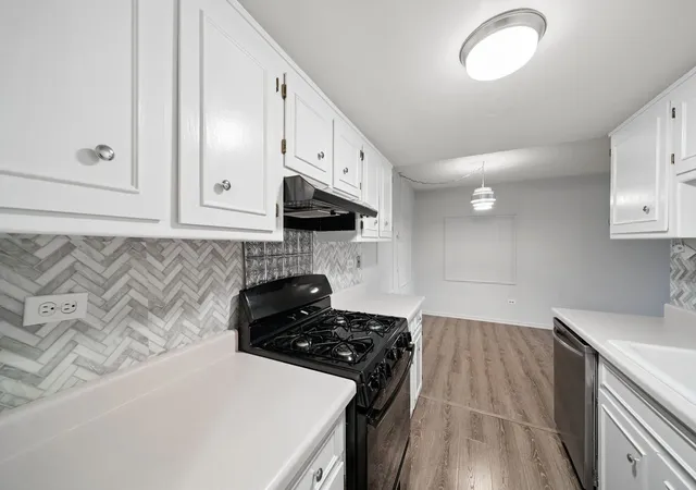 Listing Photo 4 - Condo for sale in building located at 8025 Woodglen Ln, Downers Grove, IL 60516 - Unit #403
