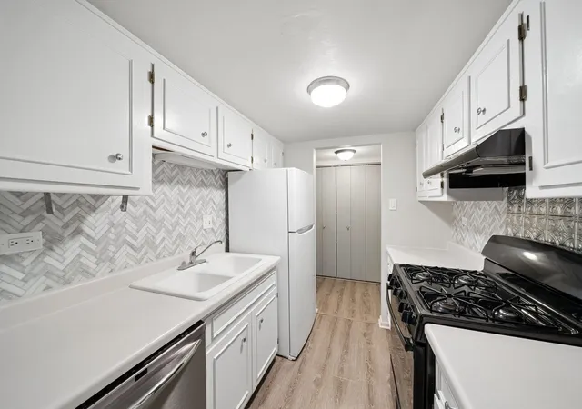 Listing Photo 5 - Condo for sale in building located at 8025 Woodglen Ln, Downers Grove, IL 60516 - Unit #403