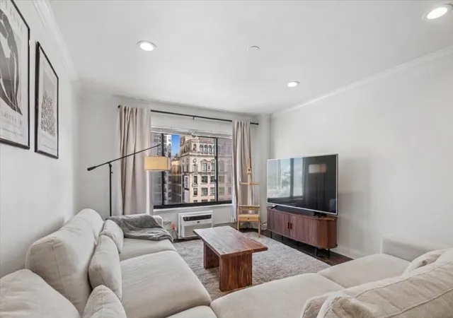 Photo 4 of Condo for sale at 607 W Wrightwood Ave #809, Chicago, IL 60614 | MLS# 12774110 | Listing updated on 2026-10-08