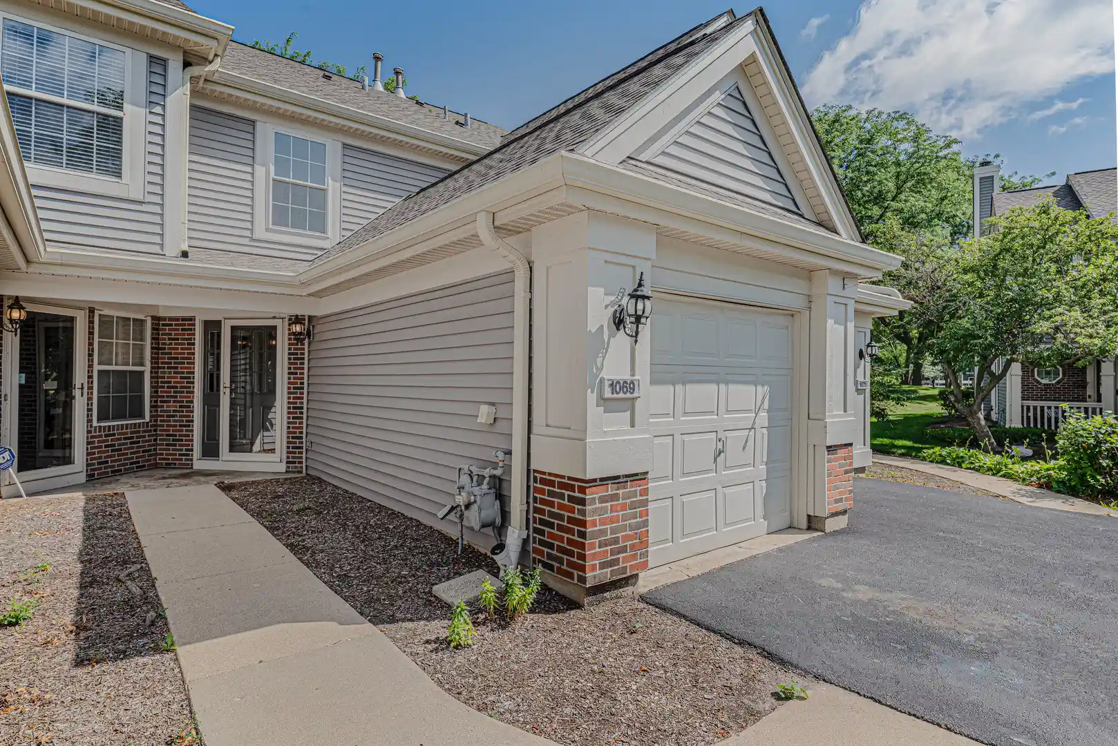 Listing Photo 2 - Condo for sale in 1069 Talbots Ln located at 1069 Talbots Ln, Elk Grove Village, IL 60007 - Unit #1069