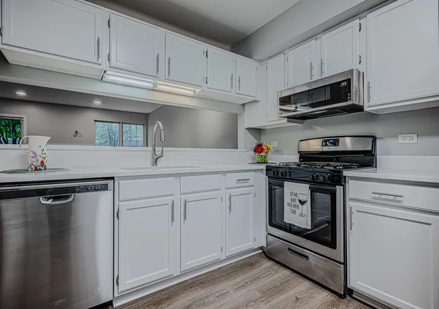 Listing Photo 5 - Condo for sale in building located at 1069 Talbots Ln, Elk Grove Village, IL 60007 - Unit #1069