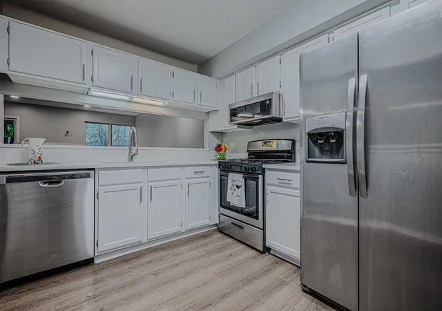 Listing Photo 4 - Condo for sale in building located at 1069 Talbots Ln, Elk Grove Village, IL 60007 - Unit #1069