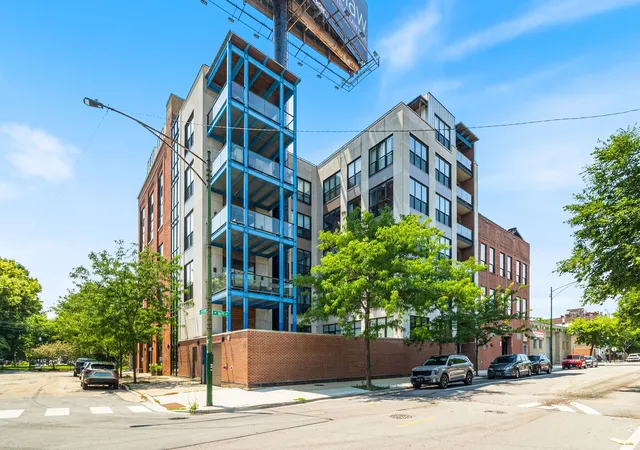 Listing Photo 1 - Condo for sale in building located at 1600 S Jefferson St, Chicago, IL 60616 - Unit #201