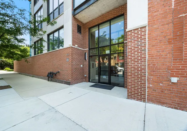 Listing Photo 2 - Condo for sale in building located at 1600 S Jefferson St, Chicago, IL 60616 - Unit #201