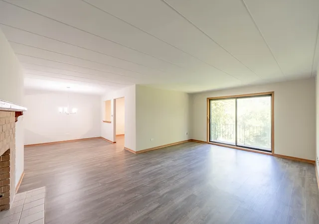 Listing Photo 4 - Condo for sale in building located at 11018 Theresa Cir, Palos Hills, IL 60465 - Unit #2D