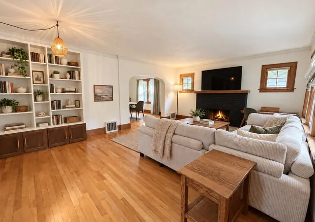 Photo 4 of Single family home for sale at 2129 Melrose St, Rockford, IL 61103 | MLS# 12774185 | Listing updated on 2026-10-04