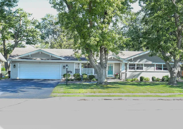 Photo 2 of Single family home for sale at 133 Linden Dr, Frankfort, IL 60423 | MLS# 12774206 | Listing updated on 2026-10-06