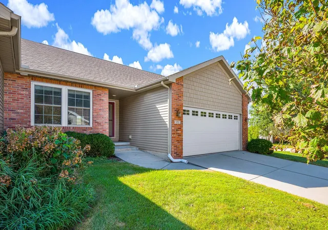 Photo 3 of Townhouse for sale at 171 Cassidy Rd, Normal, IL 61761 | MLS# 12774232 | Listing updated on 2026-10-07