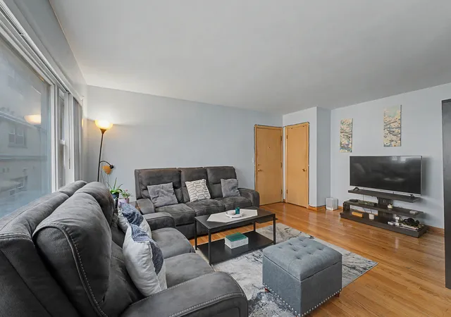 Listing Photo 5 - Condo for sale in building located at 6043 N Nw Hwy, Chicago, IL 60631 - Unit #5