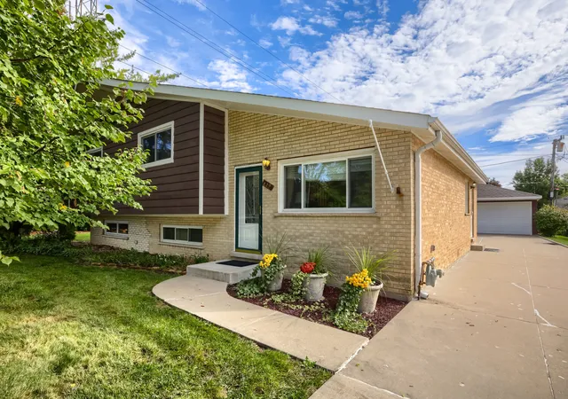 Photo 1 of Single family home for sale at 829 N Howard Ave, Elmhurst, IL 60126 | MLS# 12774254 | Listing updated on 2026-10-07